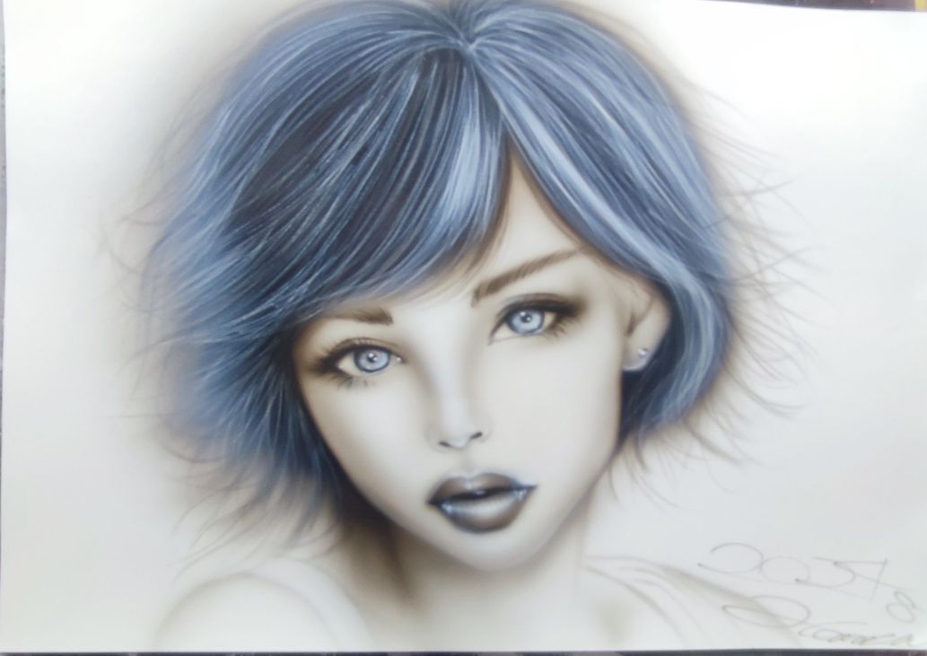 白と黒の塗料で濃淡やぼかしを表現したエアブラシ人物画
